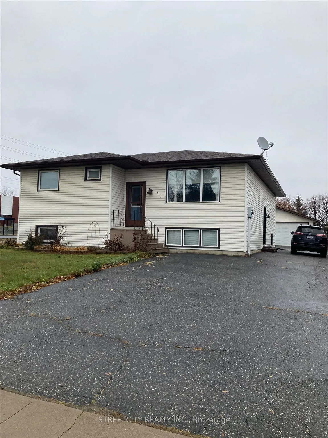 Detached in Thunder Bay