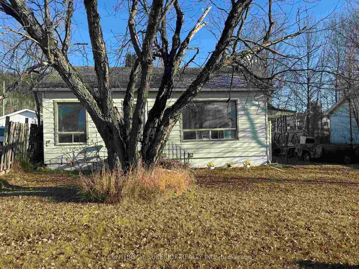 Detached in Manitouwadge