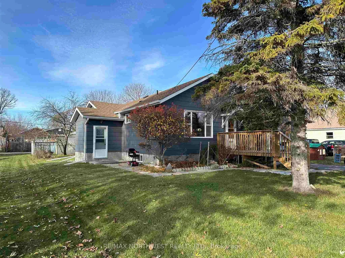 Detached in Fort Frances