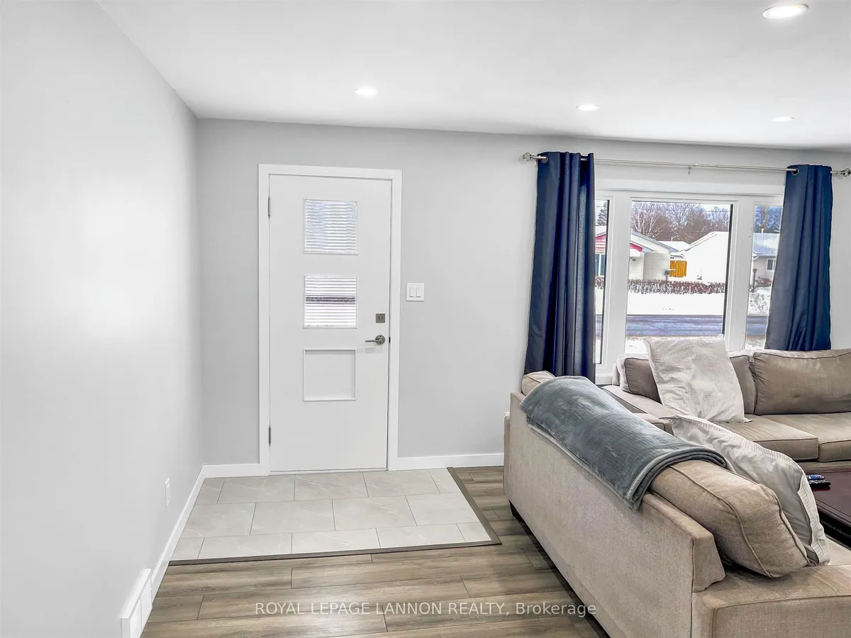 Detached in Thunder Bay