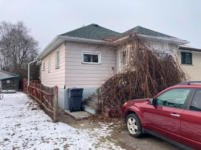 Detached in Thunder Bay