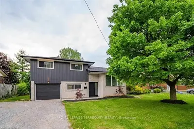 Detached in Niagara Falls