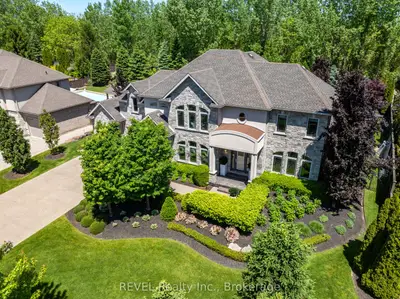 Detached in Niagara Falls