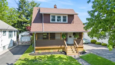Detached in Niagara Falls