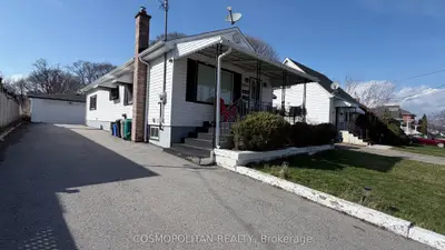 Detached in Niagara Falls