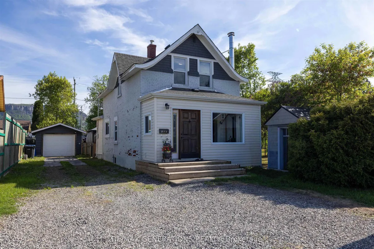 Detached in Thunder Bay