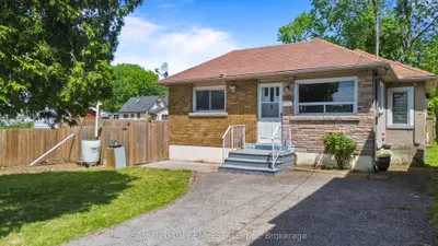 Detached in Niagara Falls