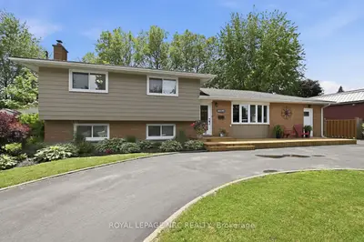 Detached in Niagara Falls