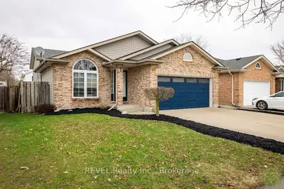 Detached in Niagara Falls