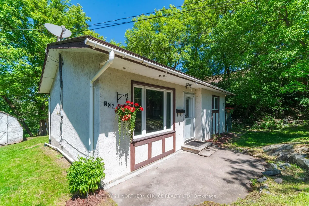 Detached in Kenora