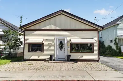 Detached in Niagara Falls
