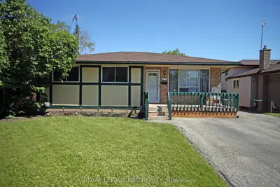 Detached in Niagara Falls
