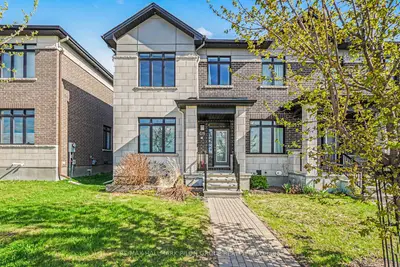 Att/Row/Townhouse in Manor Park - Cardinal Glen and Area