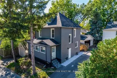 Detached in Niagara Falls