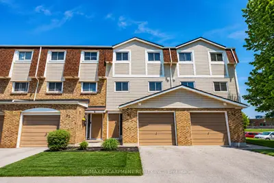 Condo Townhouse in Hamilton