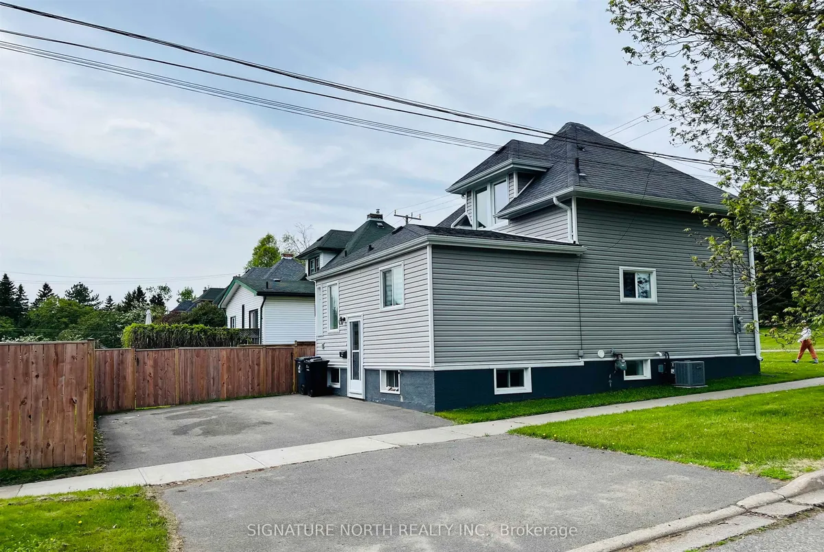 Detached in Thunder Bay