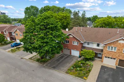 Att/Row/Townhouse in Hunt Club - South Keys and Area