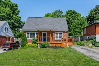 Detached in Woodstock
