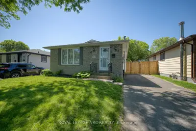 Detached in Niagara Falls