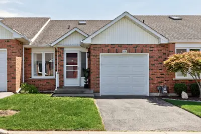 Condo Townhouse in Hamilton