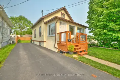 Detached in Niagara Falls