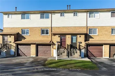 Condo Townhouse in Hamilton