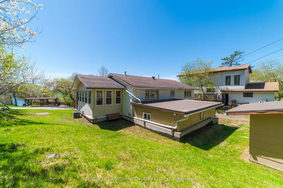Detached in Kenora