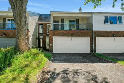 Att/Row/Townhouse in South of Baseline to Knoxdale