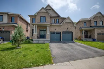 Detached in Niagara Falls
