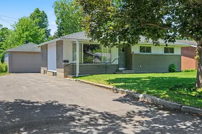 Detached in Parkway Park - Queensway Terrace S and Area