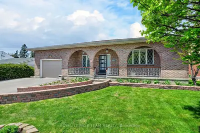 Detached in Meadowlands - Crestview and Area