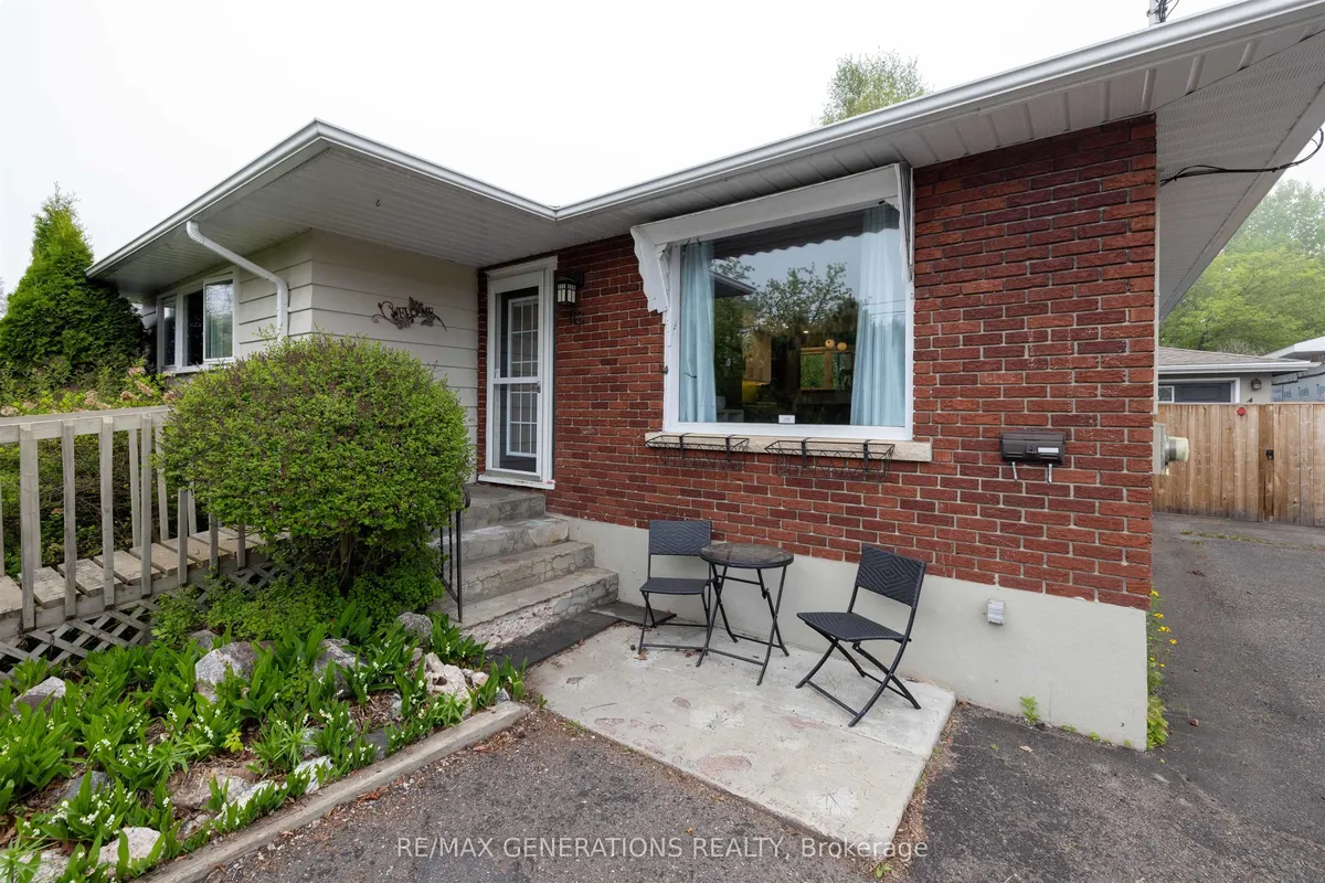 Detached in Thunder Bay