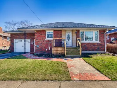 Detached in Port Colborne