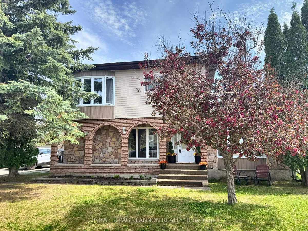 Detached in Greenstone