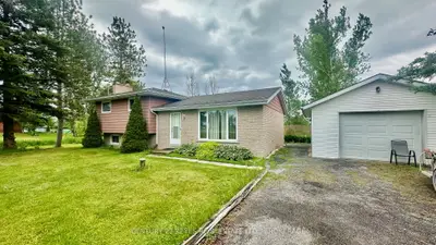 Detached in Front of Leeds & Seeleys Bay