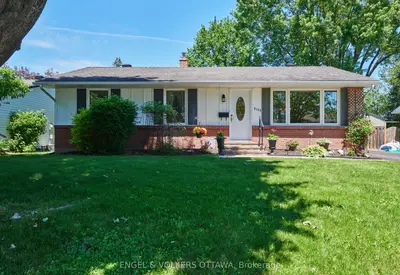 Detached in Beacon Hill North - South and Area