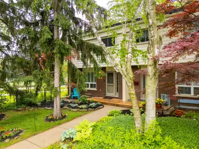 Condo Townhouse in Hamilton