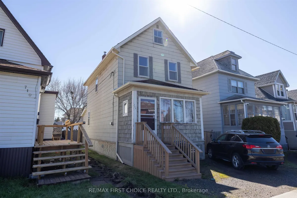 Detached in Thunder Bay