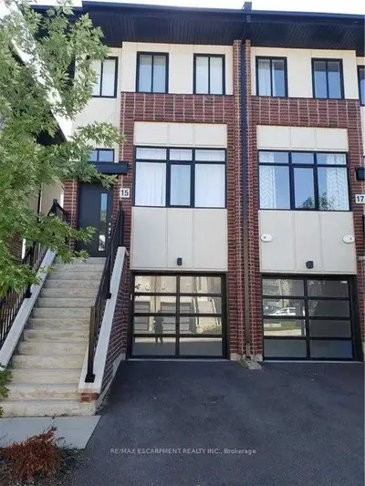 Condo Townhouse in Hamilton