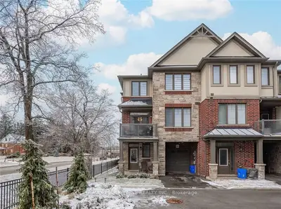 Att/Row/Townhouse in Hamilton
