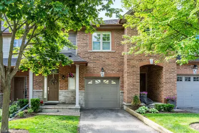 Condo Townhouse in Hamilton