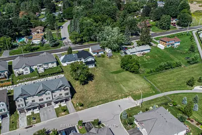 303-307 DONALD B MUNRO Drive, Carp - Huntley Ward, ON K0A 1L0