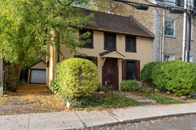 Att/Row/Townhouse in Kingston