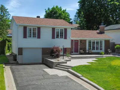 Detached in Beacon Hill North - South and Area