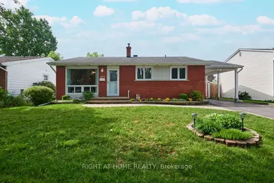 Detached in Beacon Hill North - South and Area