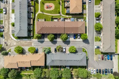 Condo Townhouse in Hamilton
