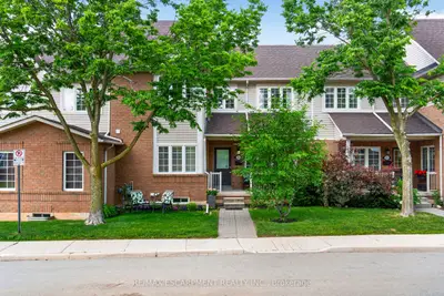 Condo Townhouse in Hamilton