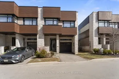 Condo Townhouse in Hamilton