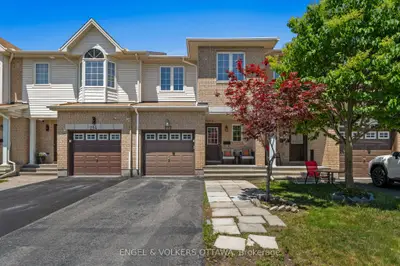 Att/Row/Townhouse in Hunt Club - South Keys and Area