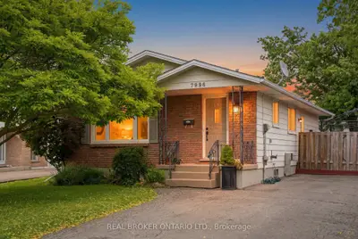 Detached in Niagara Falls